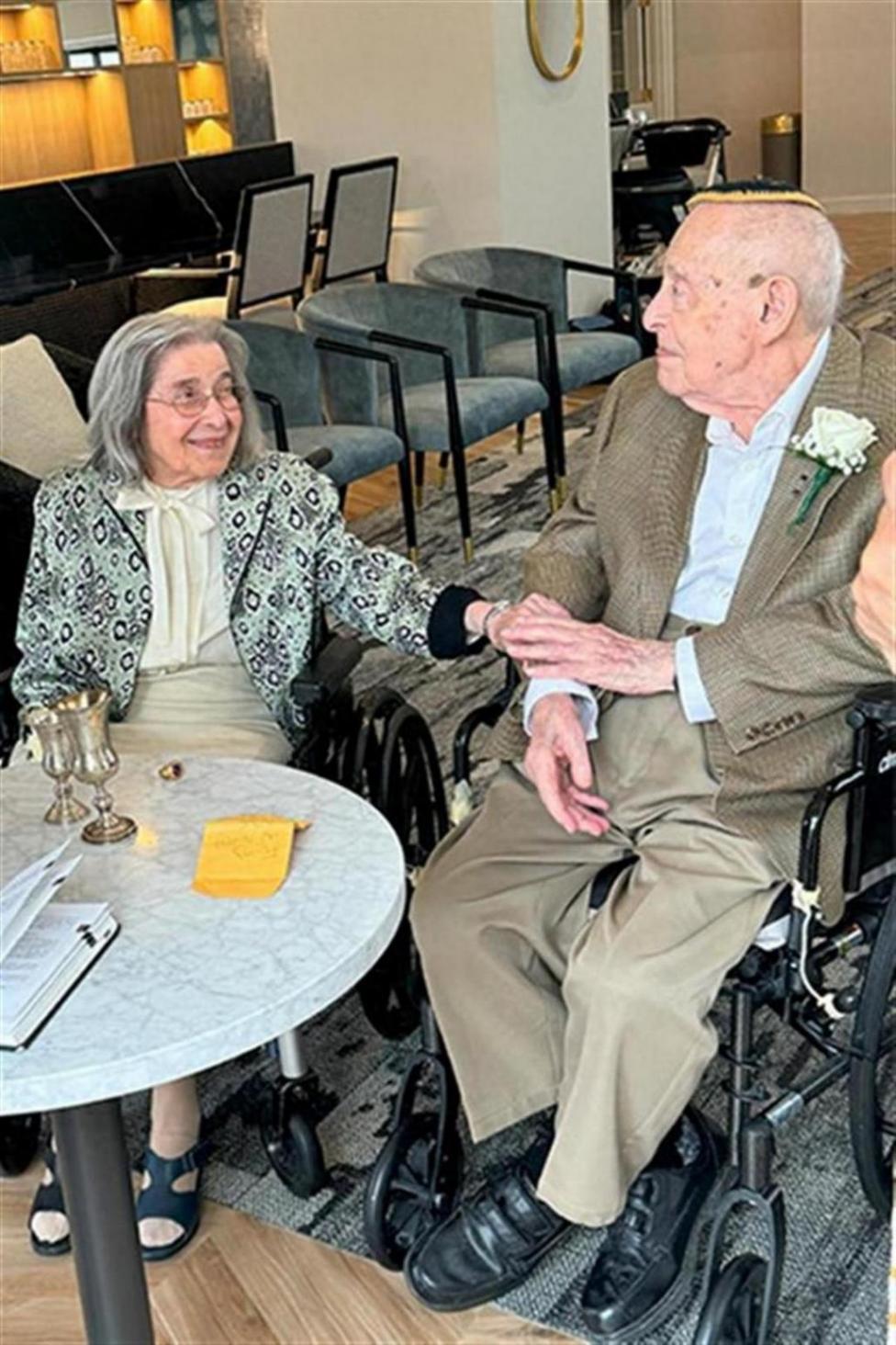 102歲老太嫁給100歲老頭 創(chuàng)世界紀(jì)錄