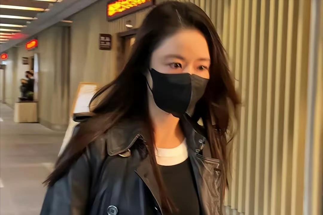秦嵐蔣勤勤等藝人為瓊瑤花葬奉花