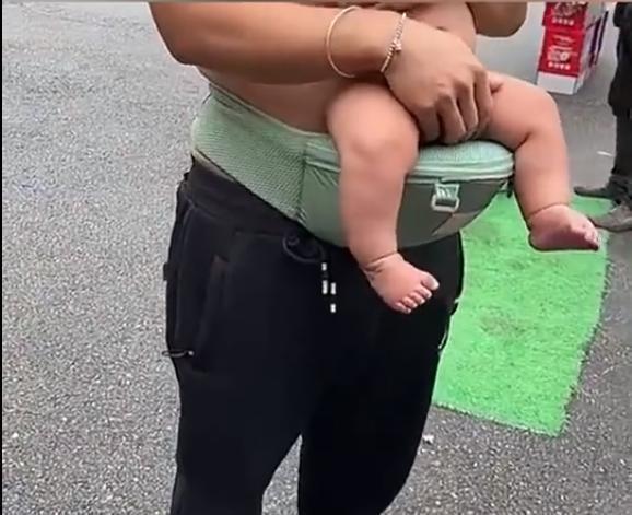 男子寒冬光膀抱赤裸幼兒