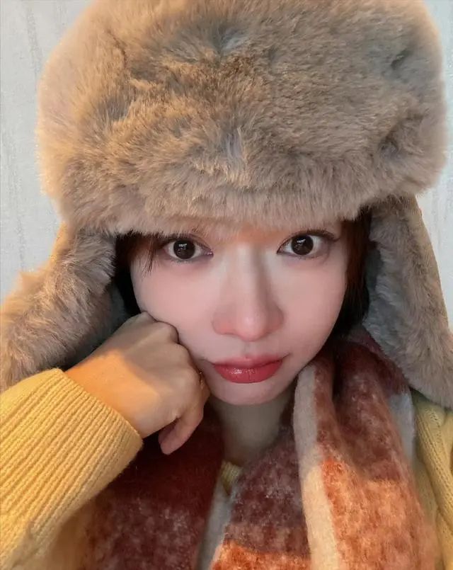 吳謹(jǐn)言挺孕肚在雪地轉(zhuǎn)圈