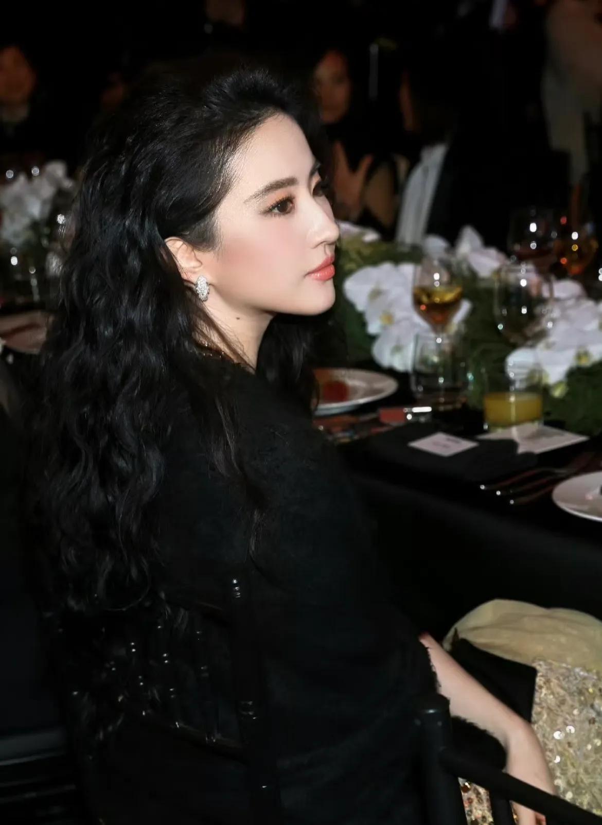 劉亦菲晚宴內場美到發光