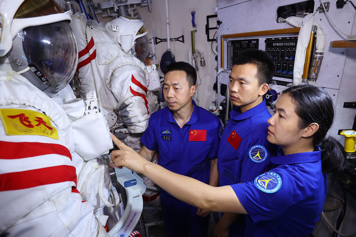 中國航天員9小時太空行走打破美紀錄