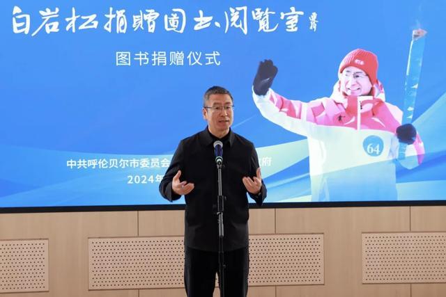 白巖松回家鄉捐贈一批珍貴藏品 白巖松回家鄉捐贈一批珍貴藏品
