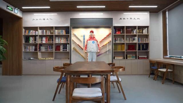 白巖松回家鄉捐贈一批珍貴藏品 白巖松回家鄉捐贈一批珍貴藏品 傳遞知識與火炬