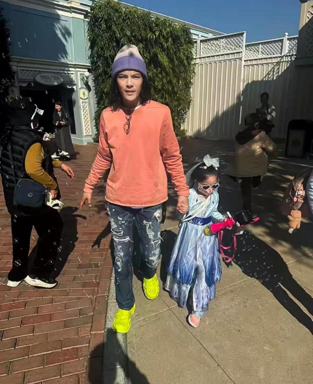 向佐曬一家四口照片稱一生最愛