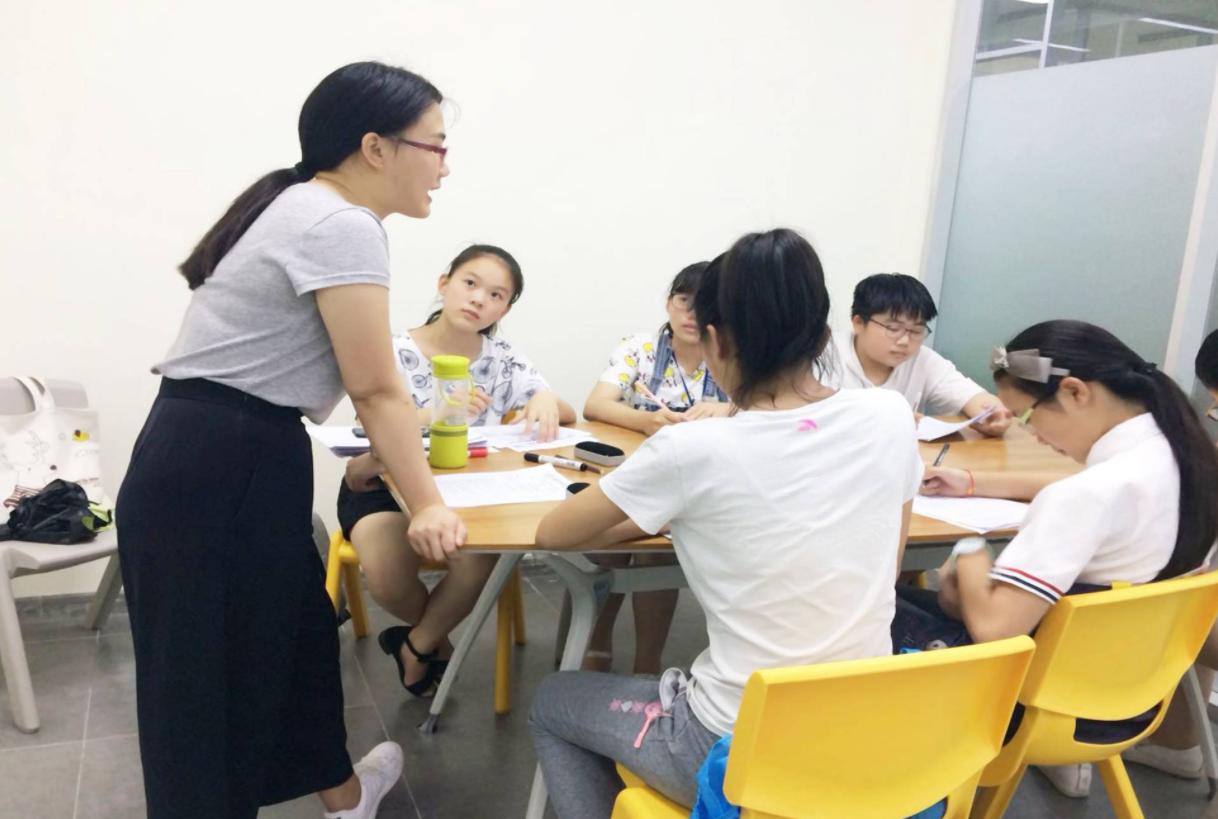 高中三年母親全程陪讀,花費百萬,孩子考了382分,這該怨誰?