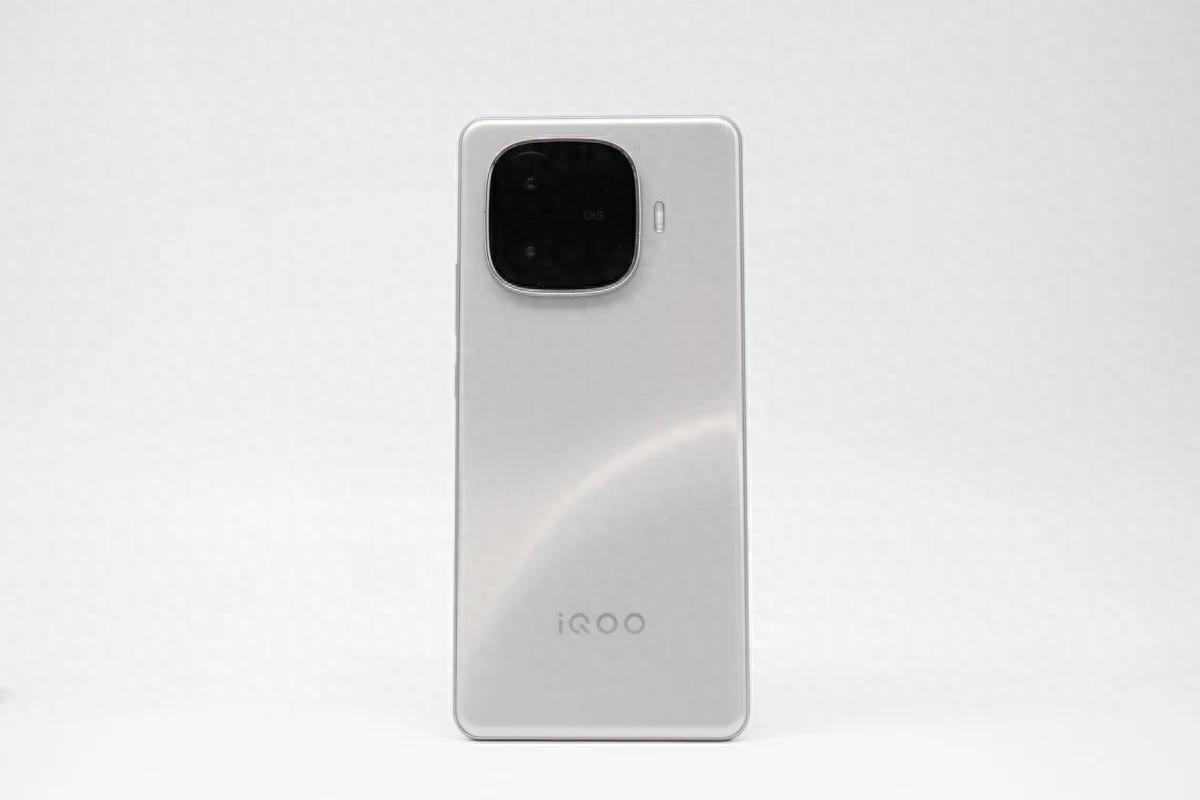 80W閃充,充滿6400mAh僅需1小時(shí),iQOO Z9 Turbo+ 0-100充電全程測試