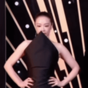 高葉怎么穿著鋼筆就上去了