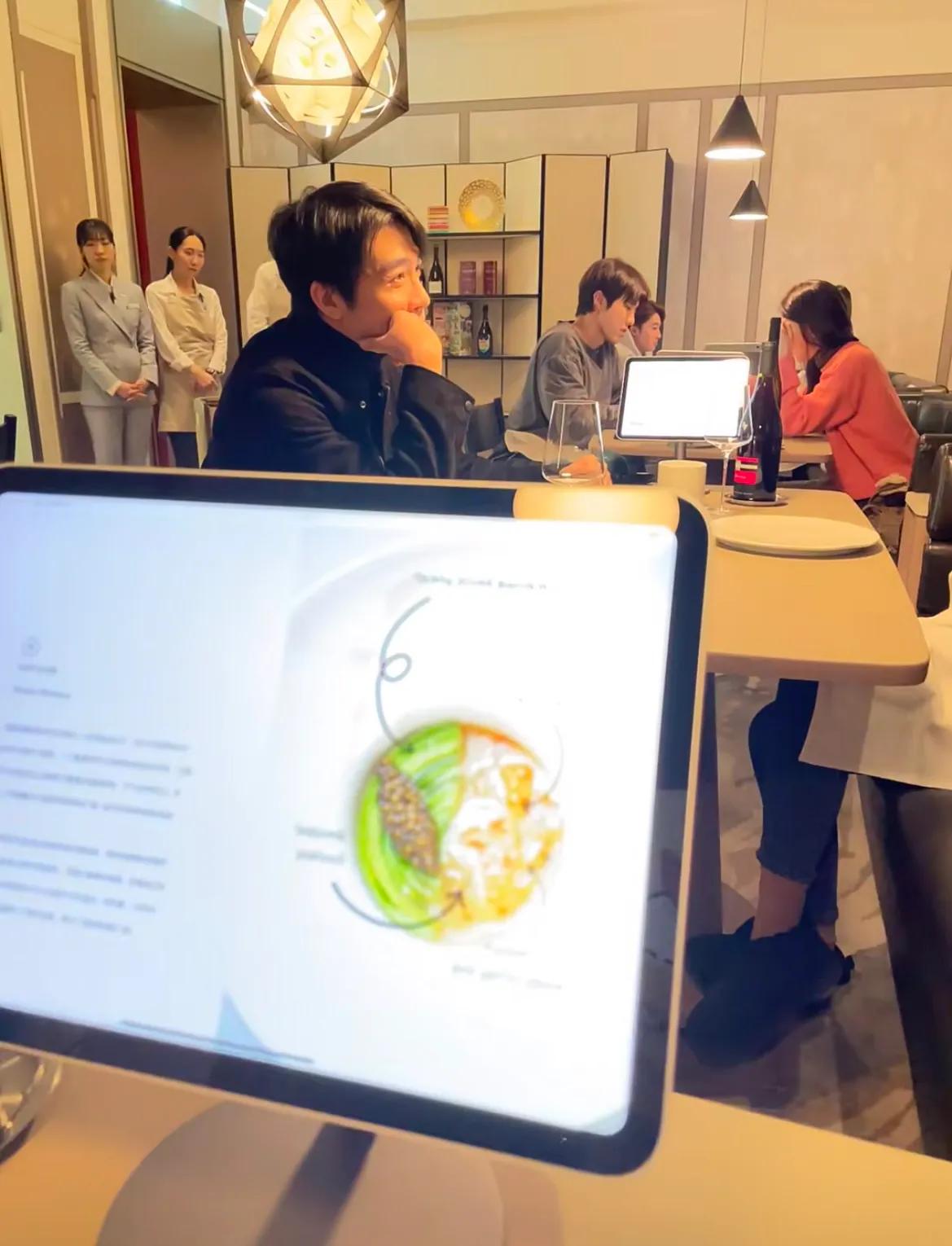 網友偶遇俞灝明王曉晨韓國約會