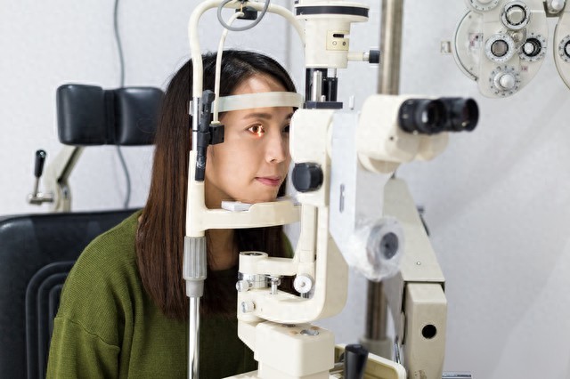 女子愛躺刷手機雙眼近視差400度