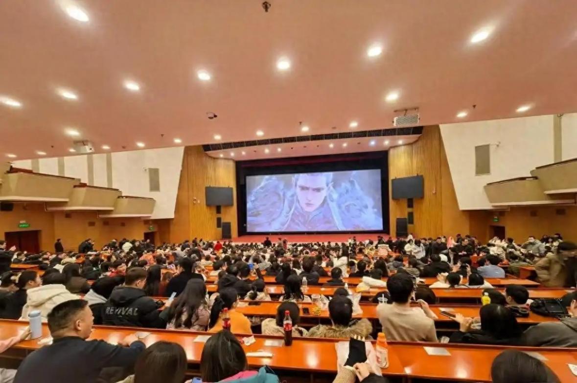 上午大會閉幕下午就放《哪吒2》