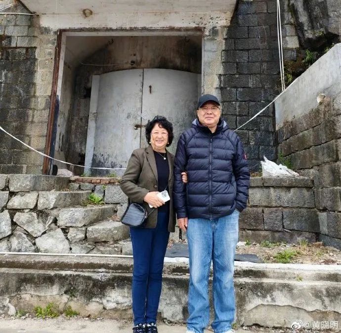 黃曉明曬父親參軍舊照