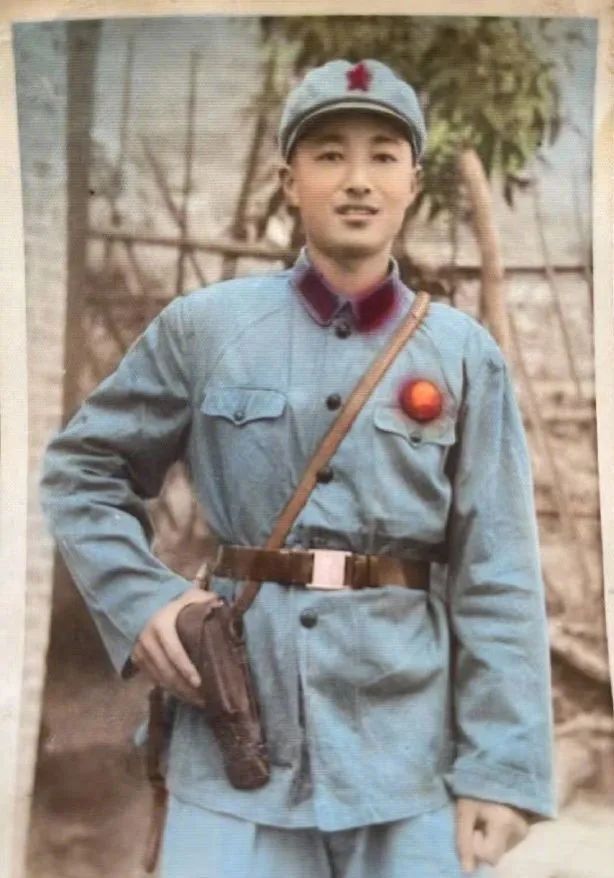 黃曉明曬父親參軍舊照