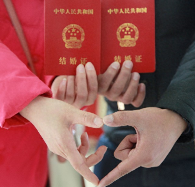 直擊情人節(jié)“扎堆”領(lǐng)證現(xiàn)場