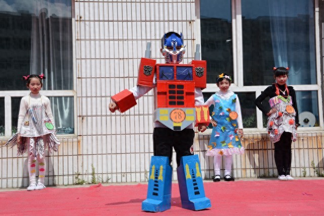 8歲男孩編程復刻春晚轉手絹機器人