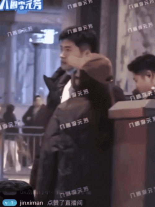 楊采鈺與男友街頭親吻