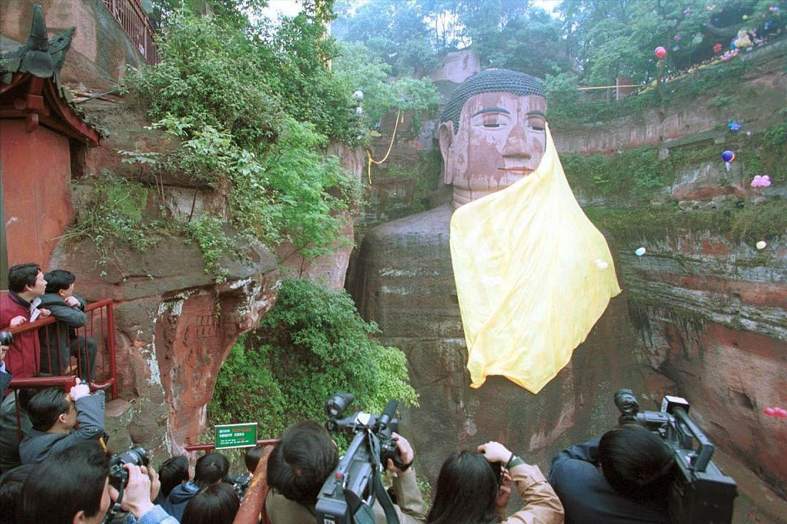 樂山大佛“上天了”