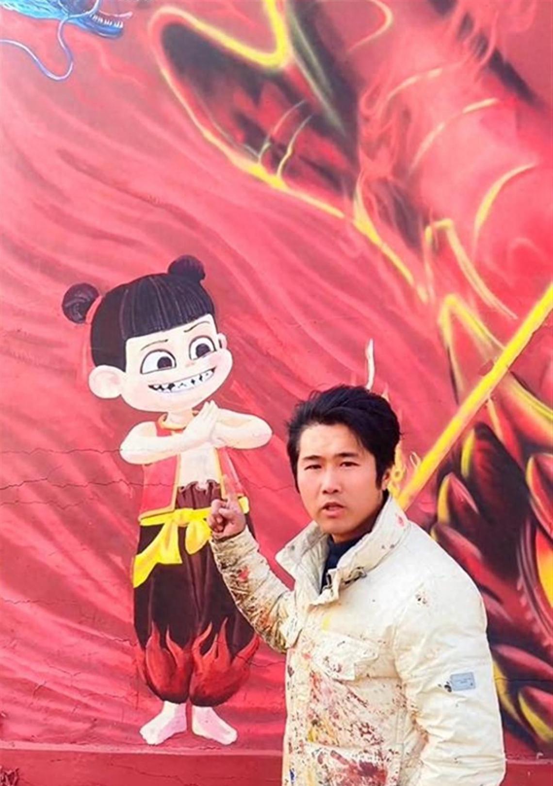 四川小伙兩天畫出一面哪吒涂鴉墻