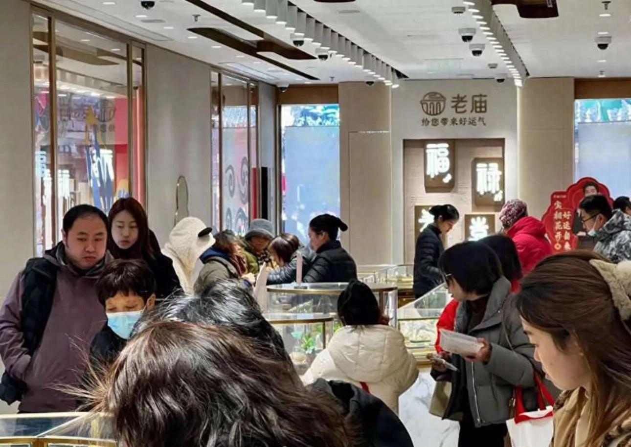 金價大漲年輕人拿父母老首飾換新