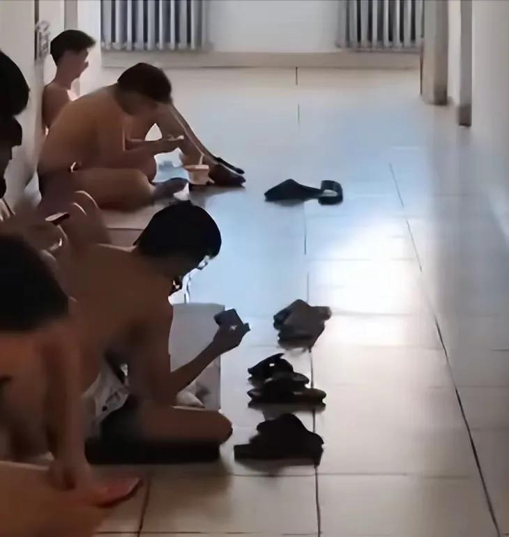 哈爾濱高溫 高校學生樓道睡覺