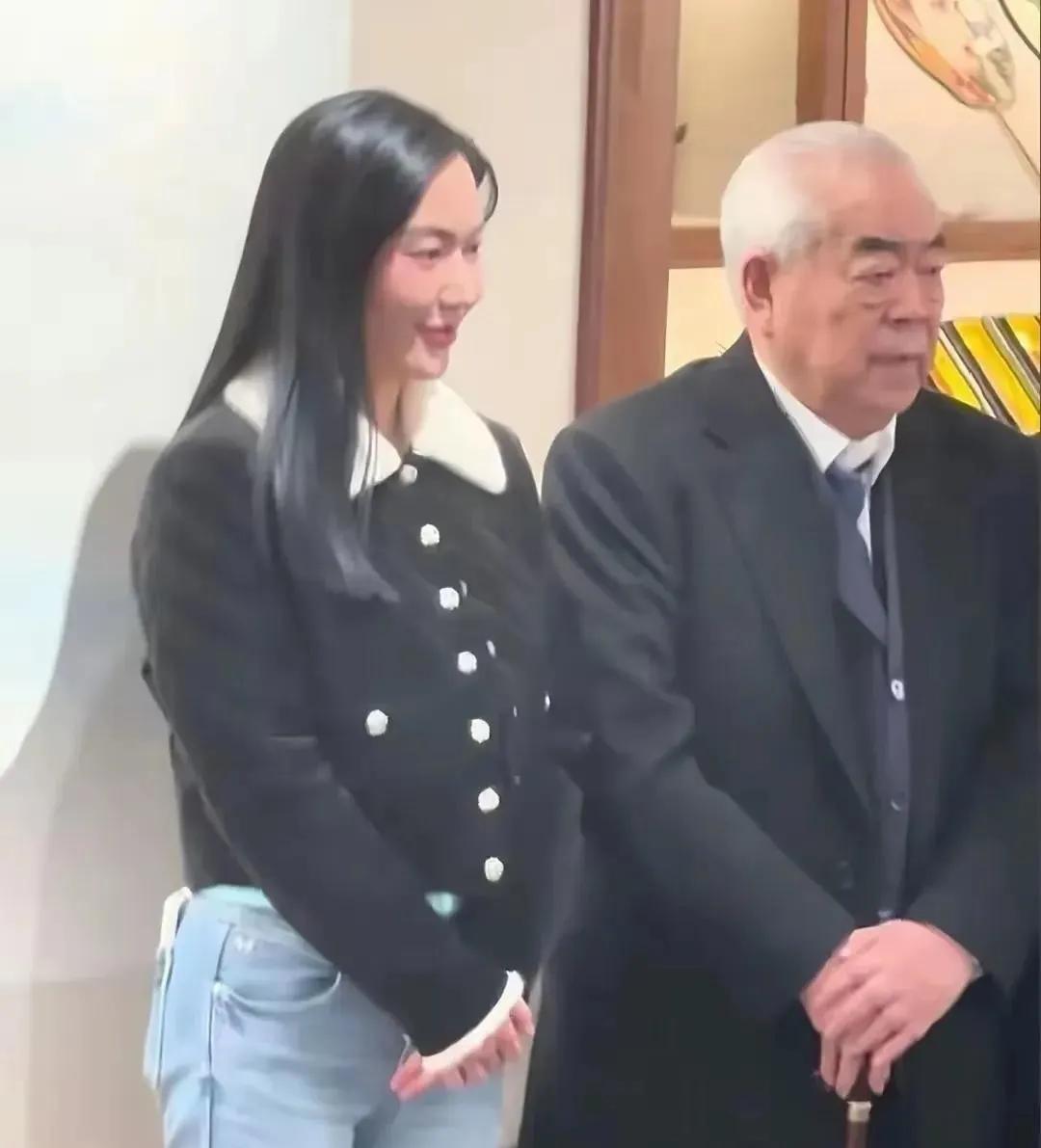 87歲范曾慶生 與小50歲妻子很恩愛